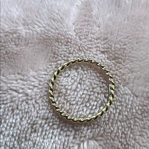 14k solid Gold Twisted ring. Size 6.5.